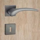 TITÁN Kilincsgarnitúra Oszt. Kly.-Fekete Blanca