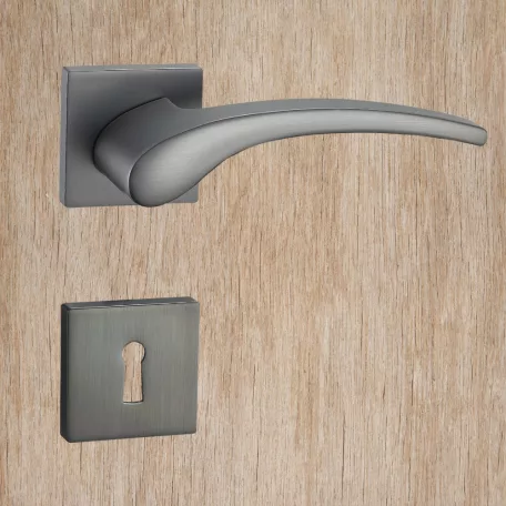 TITÁN Kilincsgarnitúra Oszt. Kly.-Fekete Blanca