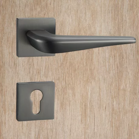 TITÁN Kilincsgarnitúra Oszt. Cly.-Fekete Leola