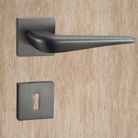 TITÁN Kilincsgarnitúra Oszt. Kly.-Fekete Leola