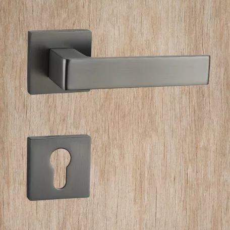 TITÁN Kilincsgarnitúra Oszt. Cly.-Fekete Terra