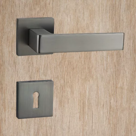 TITÁN Kilincsgarnitúra Oszt. Kly.-Fekete Terra