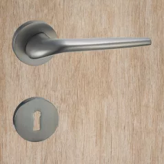 TITÁN Kilincsgarnitúra Oszt. Kly.-Fekete Ysabel