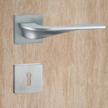 Kilincsgarnitúra Oszt. Kly. Szatén-Króm Calinda