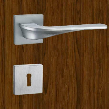 Kilincsgarnitúra Oszt. Kly. Szatén-Króm Calinda