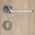 TITÁN Kilincsgarnitúra Oszt. Cly.-Fekete Melita