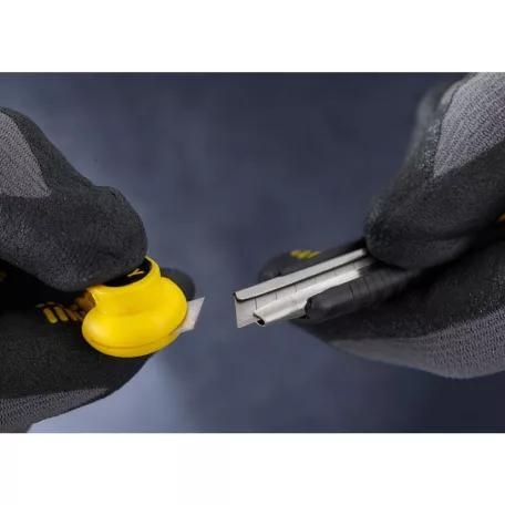 STANLEY Pvc Kés Fémb. 9 mm Törd.Tekerős* 1-10-409