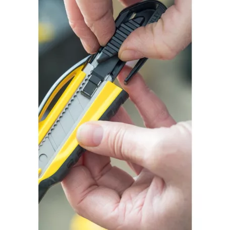 STANLEY Pvc Kés Fémb. 18 mm Rögz.P. - 480 Stht10270-0