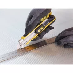 STANLEY Pvc Kés Fémb.18 mm Törd.Fatmax - 0-10-481