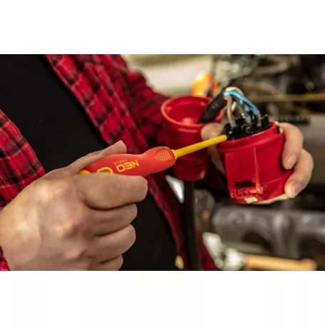 NEO TOOLS Csavarhúzó Pz2*100mm Szigetelt 1000V