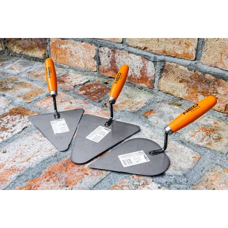 NEO TOOLS Kőműves Kanál 180*200 Háromszög Fanyelü